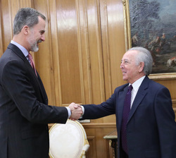 Su Majestad el Rey recibe el saludo del presidente del Instituto Marítimo Español, Alfredo Pardo de Santayana Bustillo